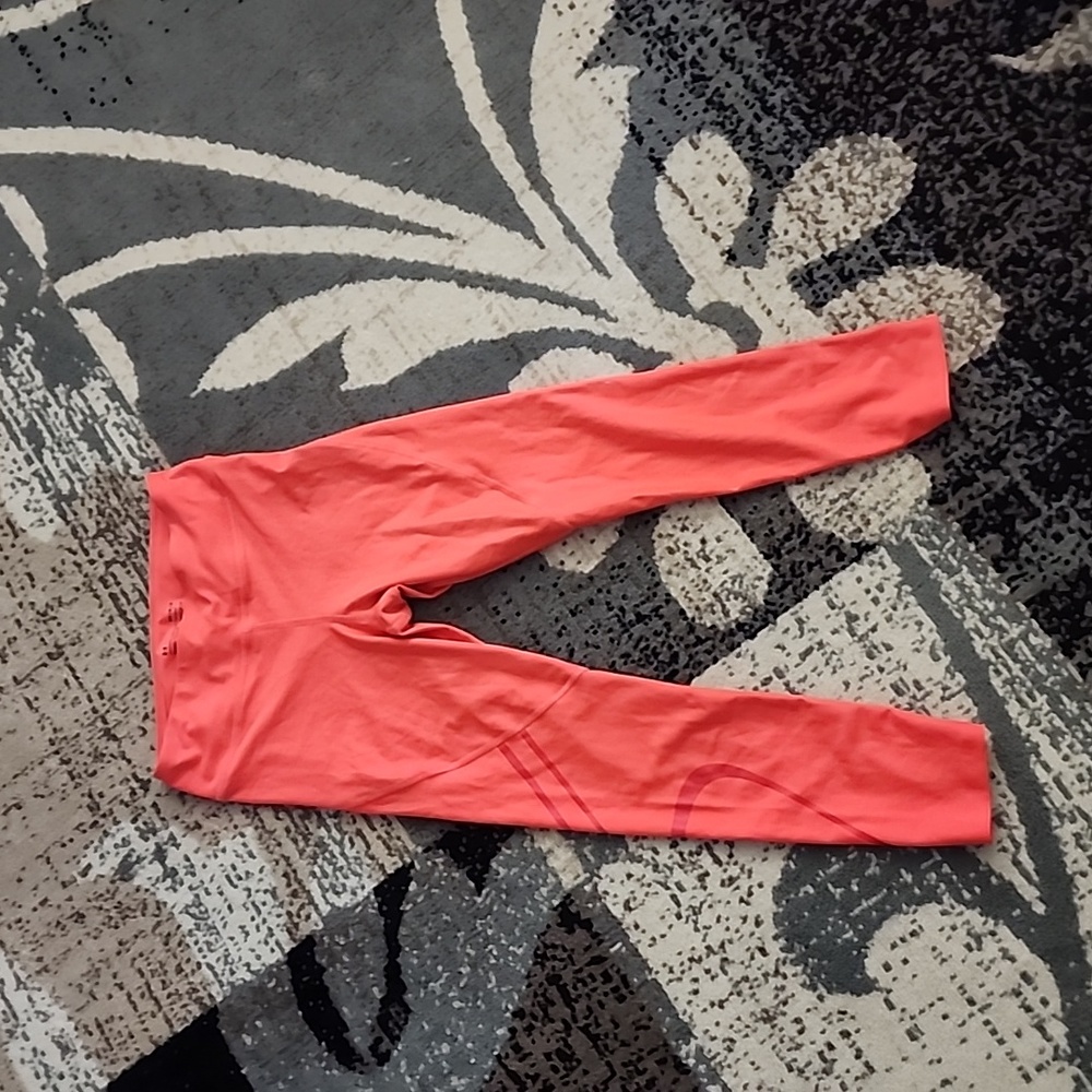 Never worn under armor heat gear leggings